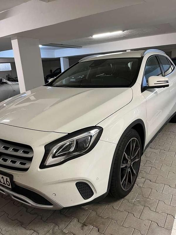 Weiß Gebraucht 2017 Mercedes GLA200 Urban SUV | 17.900 € (Fairer Preis) - Bild 1/4