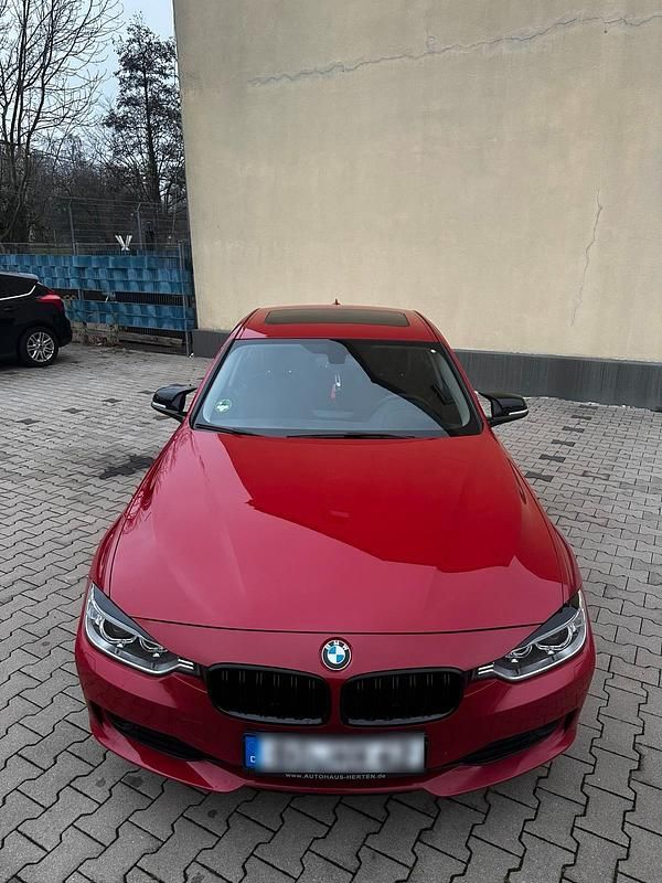 Rot Gebraucht 2013 BMW 320 Comfort Edition Limousine | 15.000 € (Fairer Preis) - Bild 1/4