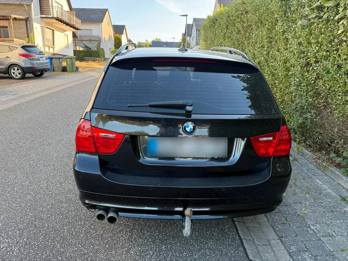 Gebraucht BMW 330 245 PS (180 kW) 2010 Schwarz Limousine