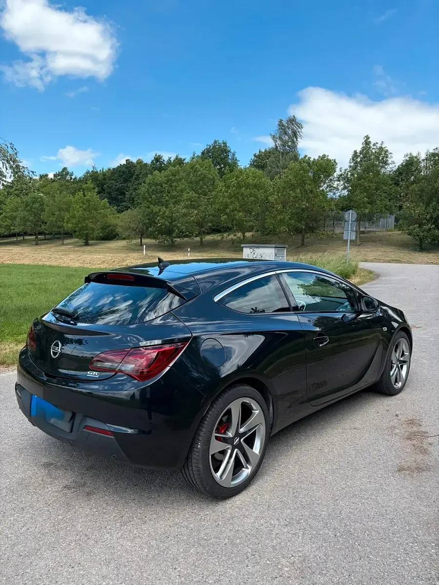 Gebraucht Opel Astra GTC Innovation 179 PS (131 kW) 2011 Schwarz Coupé