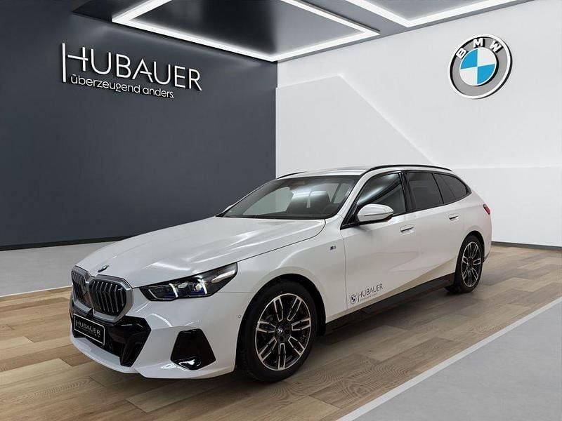 Alpinweiß uni Gebraucht 2025 BMW 520 M Sport Kombi | 53.890 € (Fairer Preis) - Bild 1/4