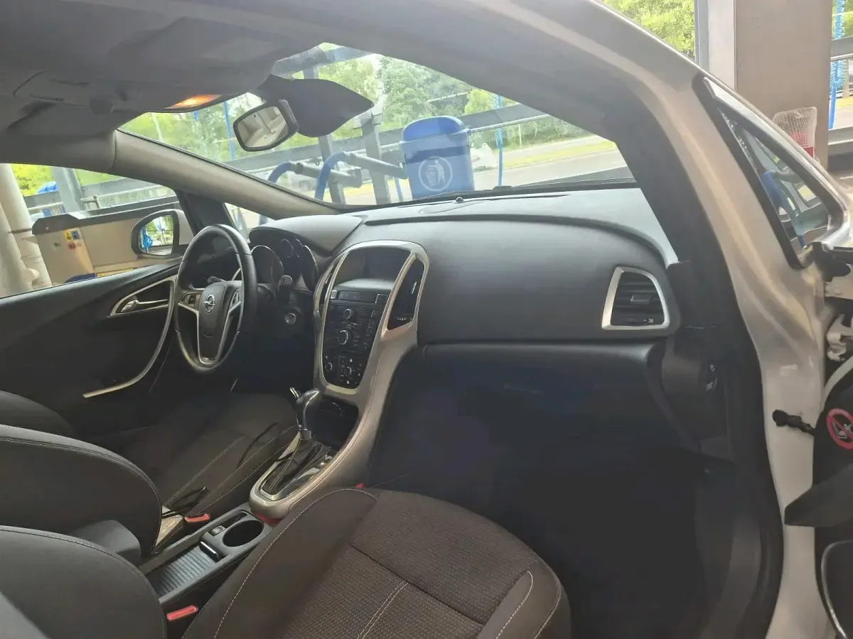 Gebraucht Opel Astra 160 PS (117 kW) 2010 Weiß Limousine