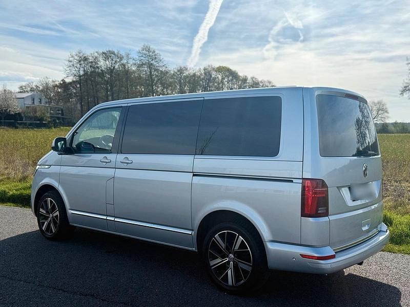 Second-hand VW Multivan Highline 199 CP (146 kW) 2020 Argintiu Monovolum