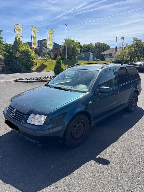 Grün Gebraucht 2001 VW Bora Edition Limousine | 1.300 € (Fairer Preis) - Bild 1/4