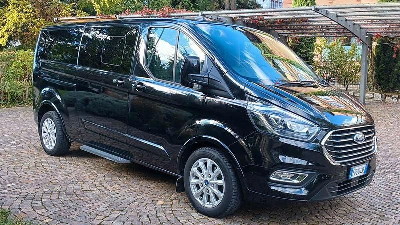 Stilvolle Ford Tourneo Custom Titanium X 185 Ps Ebenbild