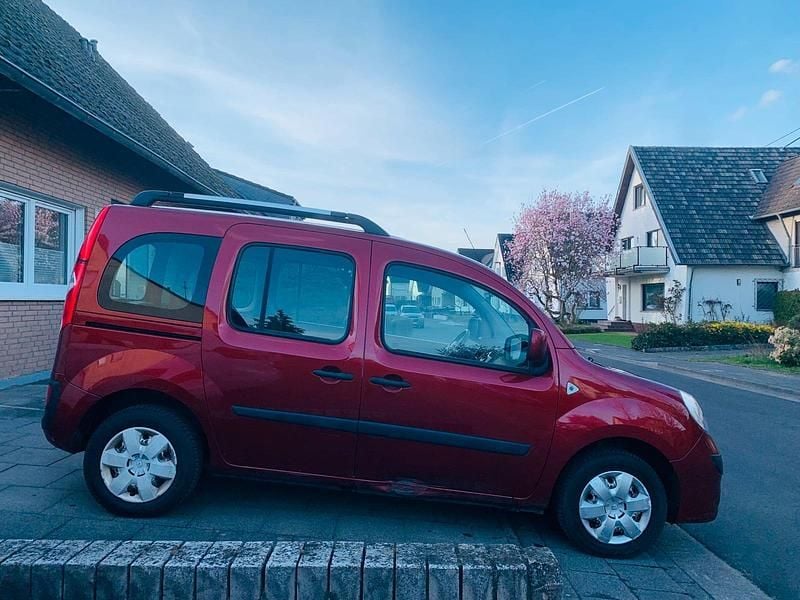 Gebraucht Renault Kangoo Privilege 106 PS (77 kW) 2009 Rot Van / Kleinbus