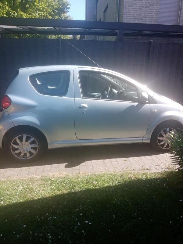 Silber Gebraucht 2005 Toyota Aygo Kleinwagen | 800 € (Guter Preis) - Bild 1/4