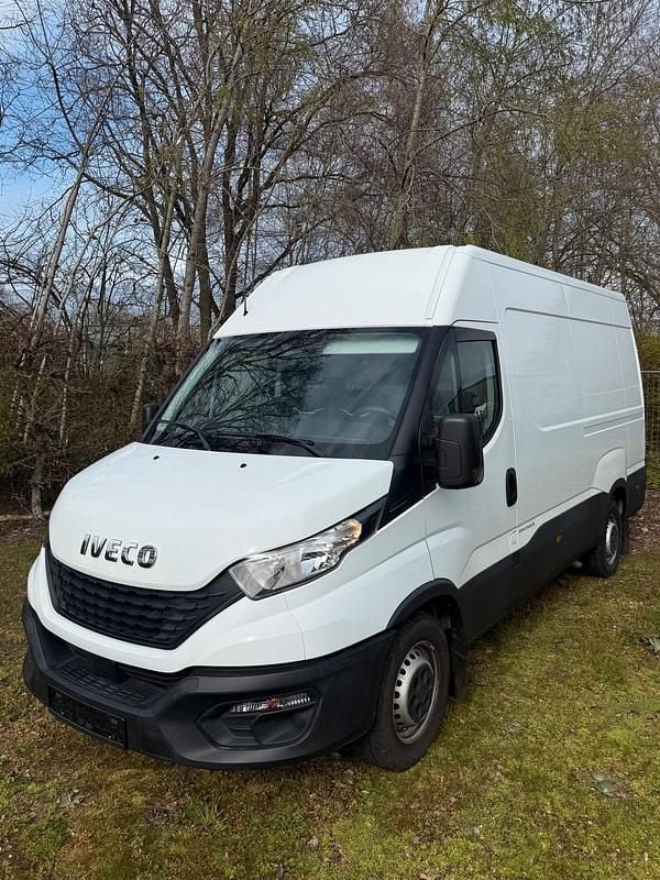 Second-hand Iveco Daily 156 CP (114 kW) 2020 Alb Monovolum