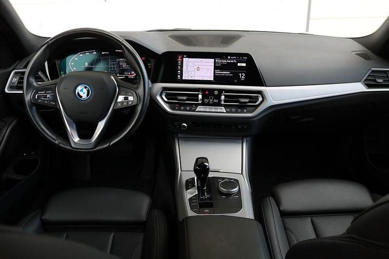 Gebraucht BMW 330e Advantage 292 PS (214 kW) 2021 Weiß Kombi