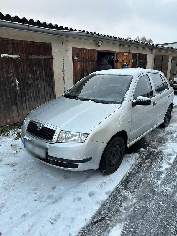 Grau Gebraucht 2002 Skoda Fabia Kleinwagen | 650 € (Superpreis) - Bild 1/4