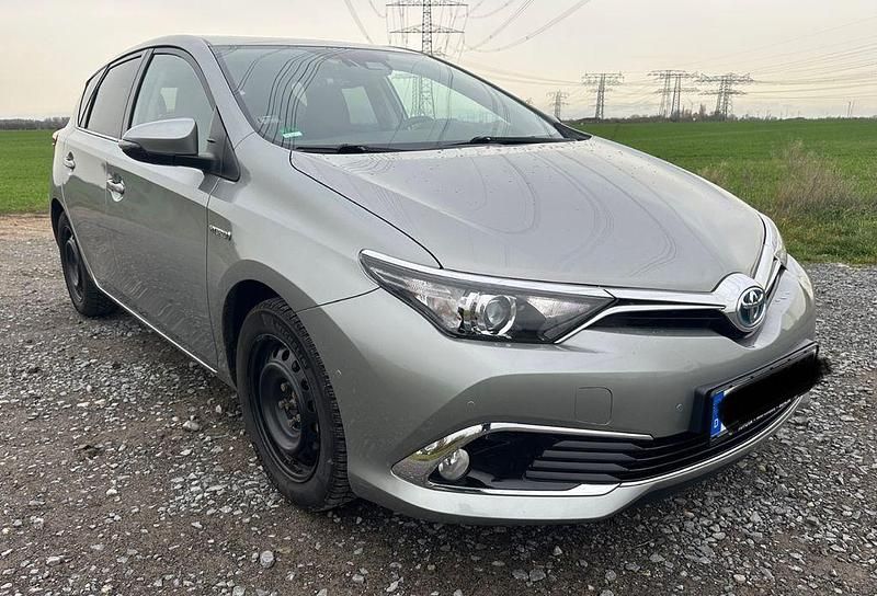 Silber Gebraucht 2016 Toyota Auris Hybrid Executive Limousine | 14.190 € (Fairer Preis) - Bild 1/4