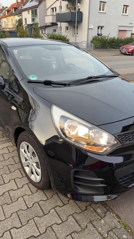 Gebraucht Kia Rio 84 PS (61 kW) 2016 Schwarz Kleinwagen