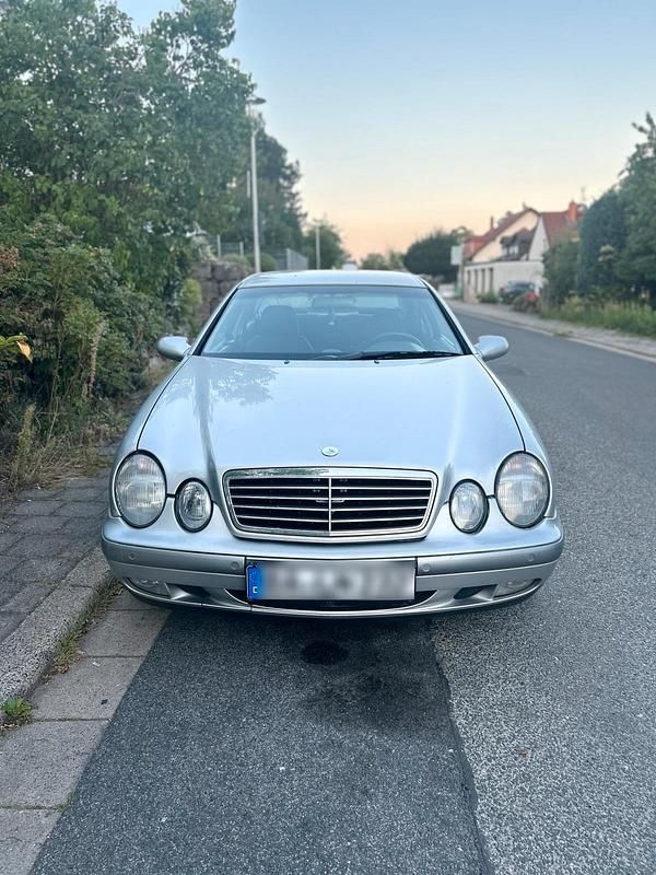 Silber Gebraucht 1999 Mercedes CLK320 Coupé | 4.199 € (Fairer Preis) - Bild 1/4