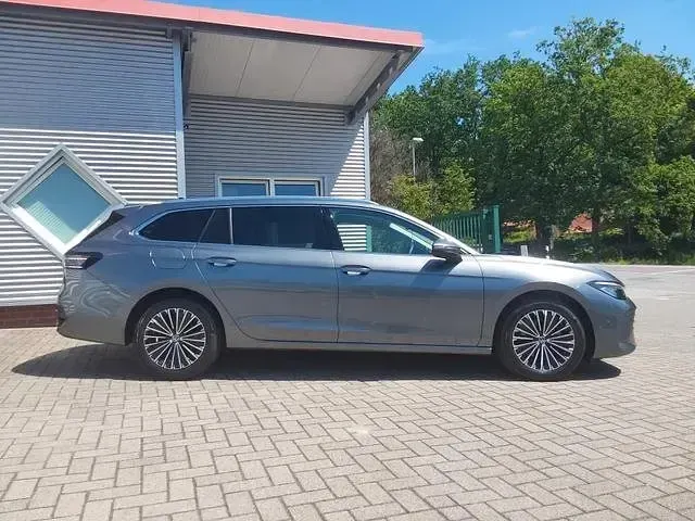 Gebraucht VW Passat Elegance 150 PS (110 kW) 2025 Grau metallic Kombi
