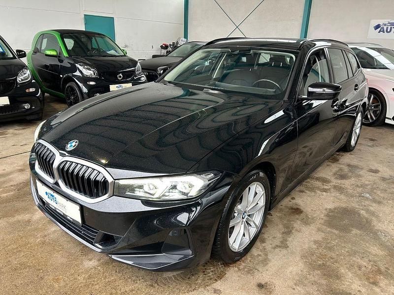 Schwarz Gebraucht 2022 BMW 318 Shadowline Kombi | 18.980 € (Fairer Preis) - Bild 1/4
