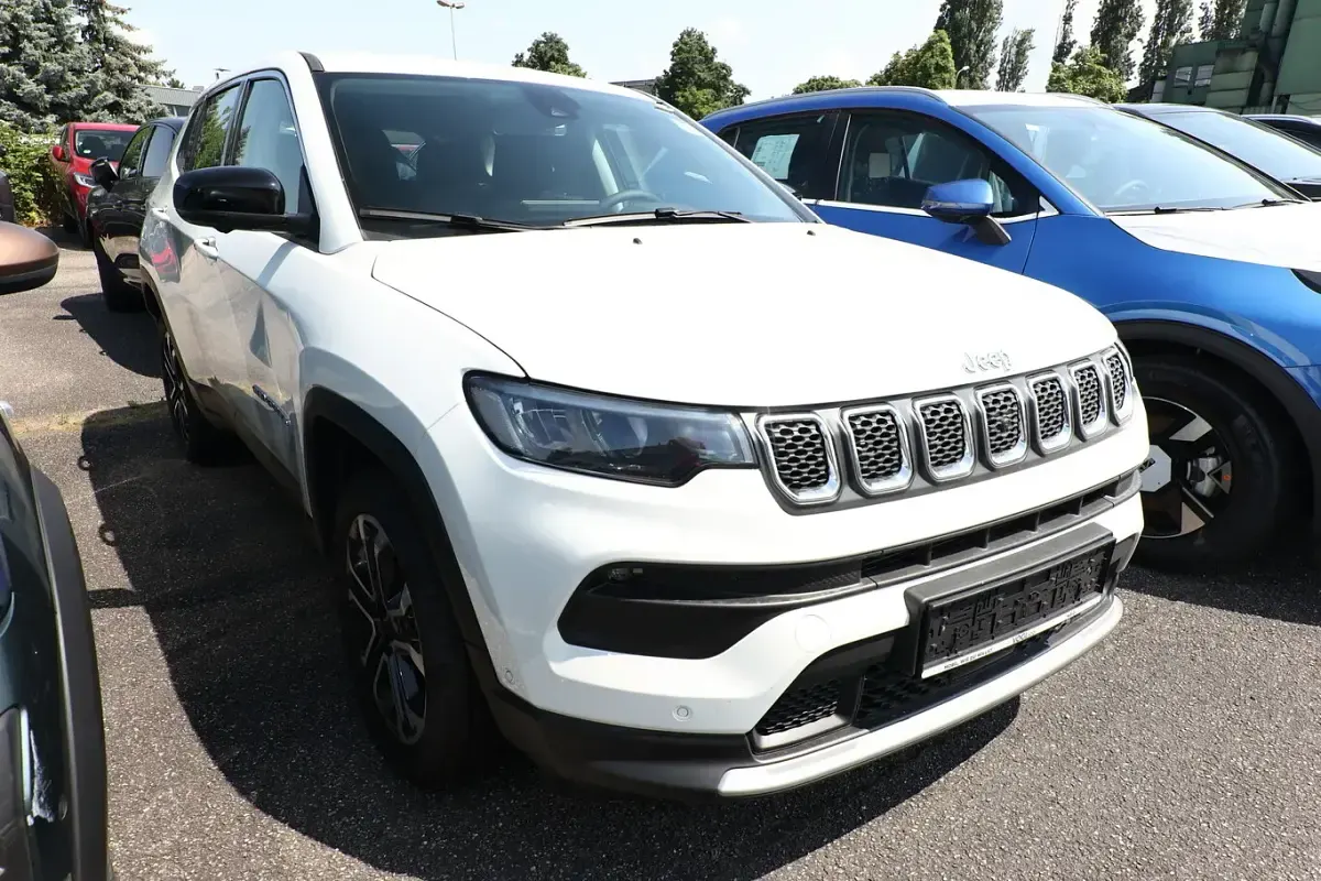 Neu Jeep Compass Altitude 131 PS (96 kW) 2025 Weiß SUV