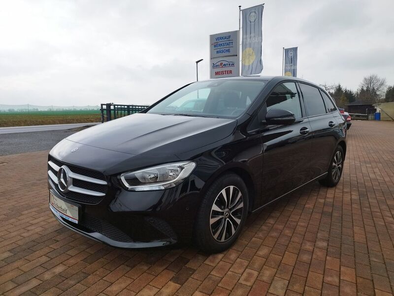 Schwarz Gebraucht 2021 Mercedes B200 Van / Kleinbus | 23.800 € (Guter Preis) - Bild 1/4