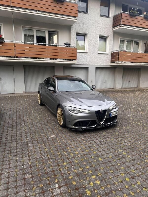 Grau Gebraucht 2019 Alfa Romeo Giulia Limousine | 24.000 € - Bild 1/4