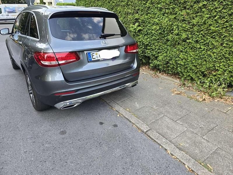 Grau Gebraucht 2017 Mercedes GLC250 SUV | 17.600 € (Guter Preis) - Bild 1/4