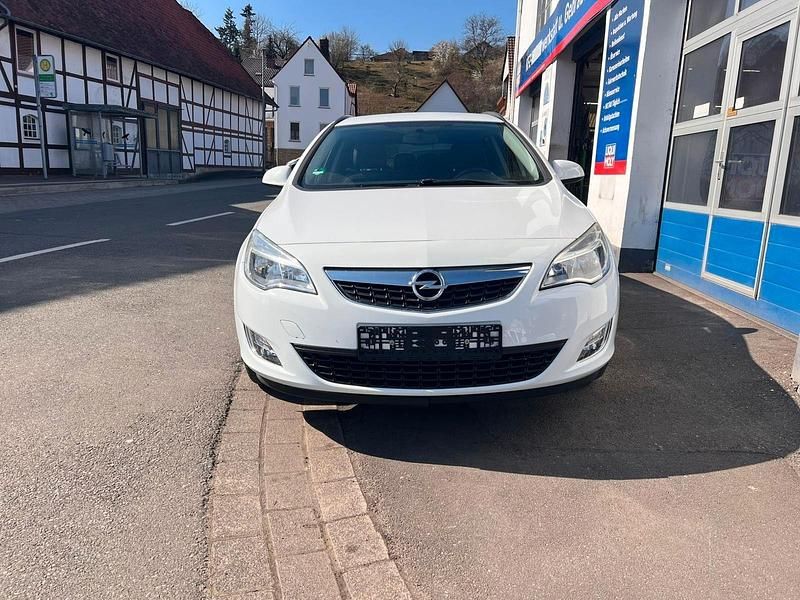 Gebraucht Opel Astra 101 PS (74 kW) 2012 Weiß Kombi