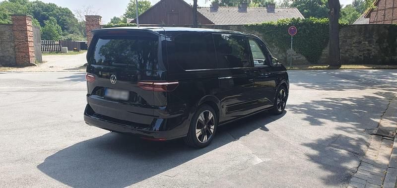 Second-hand VW Multivan 150 CP (110 kW) 2025 Negru Monovolum