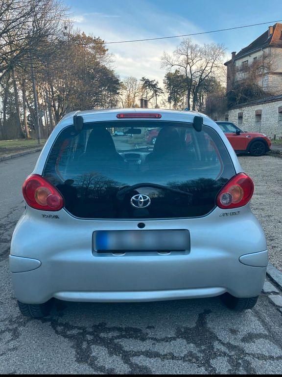 Gebraucht Toyota Aygo 69 PS (50 kW) 2008 Silber Kleinwagen