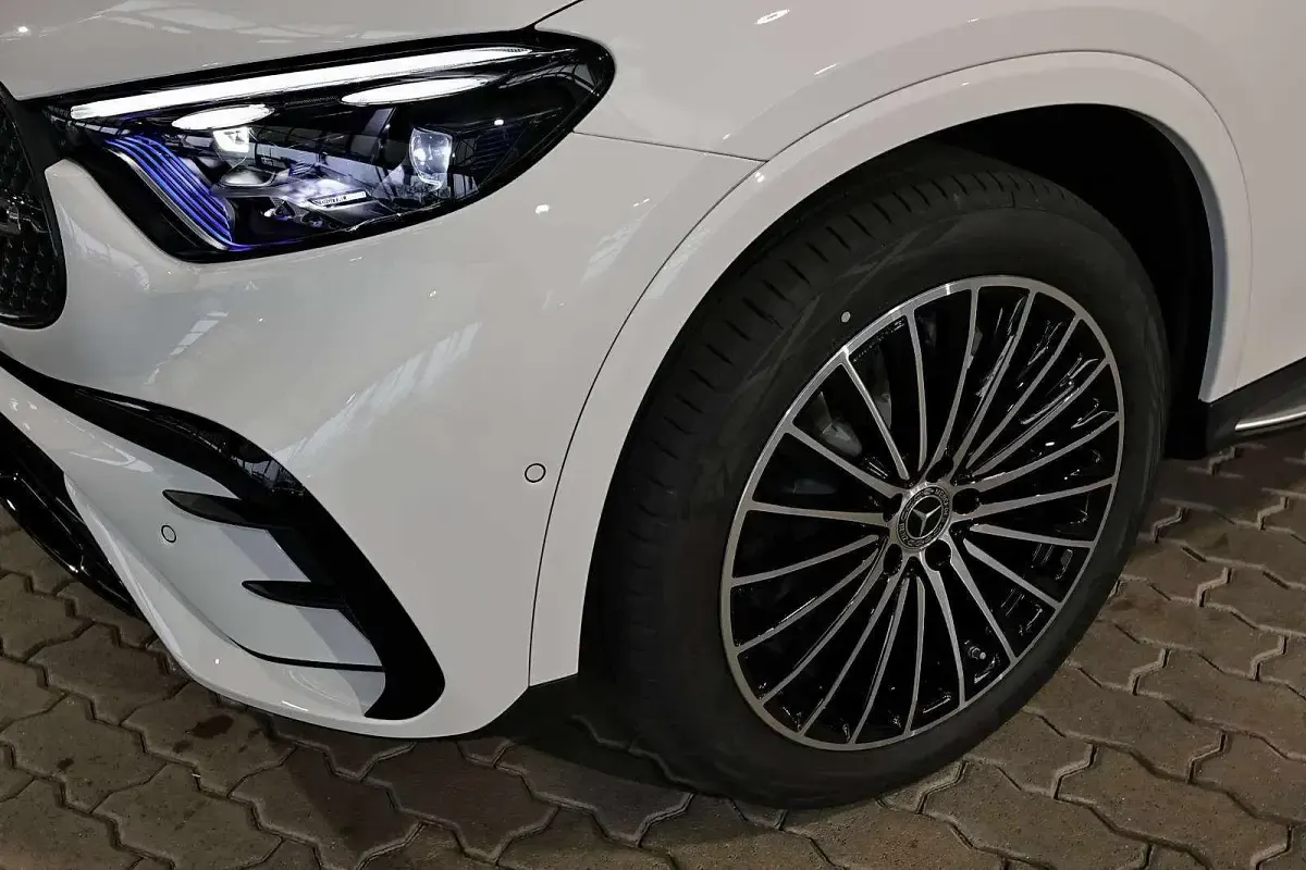 Gebraucht Mercedes GLC300 AMG 269 PS (197 kW) 2026 Unilack polarweiß SUV