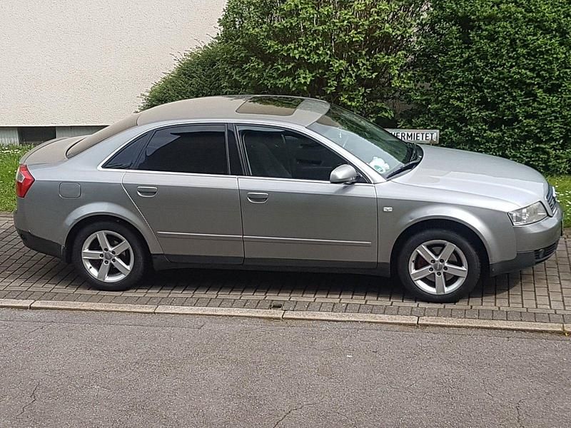 Grau Gebraucht 2001 Audi A4 Basis Limousine | 1.500 € (Teuer) - Bild 1/4