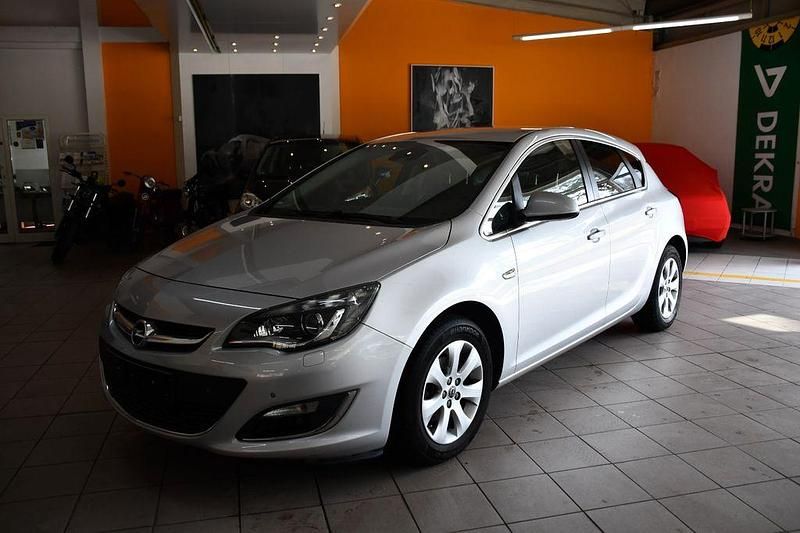 Gebraucht Opel Astra Exklusiv 120 PS (88 kW) 2015 Silber Limousine