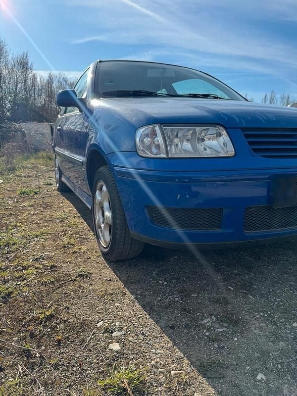 Usado VW Polo 50 HP (36 kW) 2001 Azul Coupé