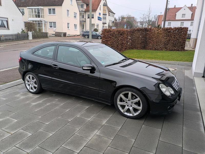 Schwarz Gebraucht 2004 Mercedes C220 Sport Coupé | 1.200 € (Teuer) - Bild 1/4