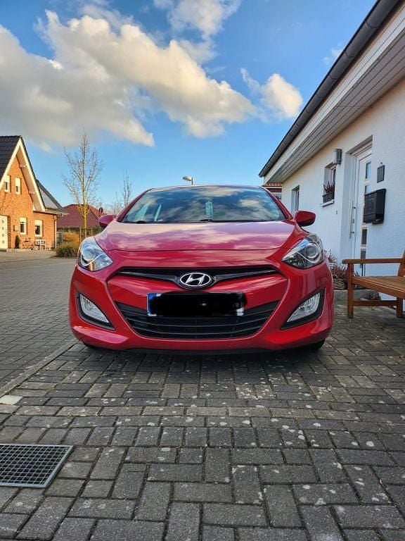 Rot Gebraucht 2015 Hyundai i30 Classic Limousine | 6.999 € (Guter Preis) - Bild 1/4
