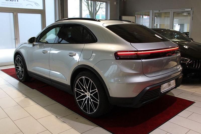 Gebraucht Porsche Macan 4 Electric Sport 300 kW (408 PS) 2025 Dolomitsilber SUV