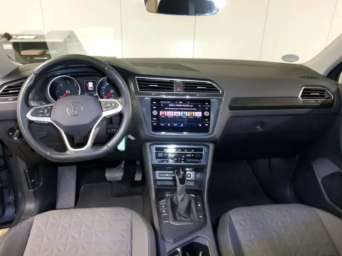 Second-hand VW Tiguan Life 150 CP (110 kW) 2023 Gri SUV