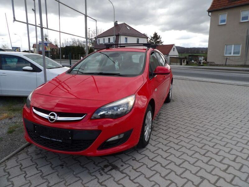 Rot Gebraucht 2013 Opel Astra Edition Kombi | 3.999 € (Guter Preis) - Bild 1/4
