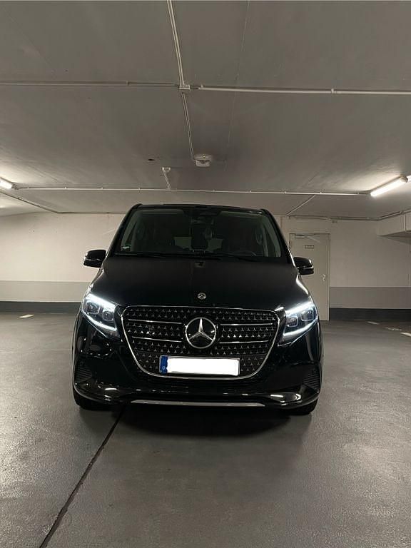 Schwarz Gebraucht 2024 Mercedes V250 Van / Kleinbus | 72.999 € - Bild 1/4