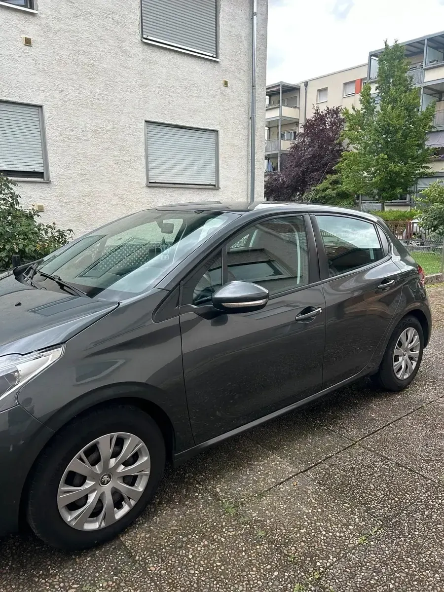 Gebraucht Peugeot 208 82 PS (60 kW) 2016 Grau Kleinwagen
