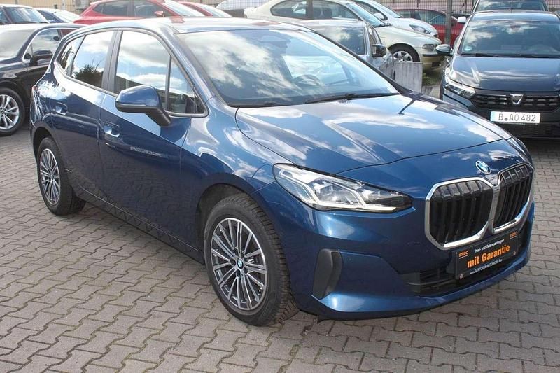 Phytonicblau metallic Gebraucht 2023 BMW 218 Van / Kleinbus | 21.900 € (Fairer Preis) - Bild 1/4
