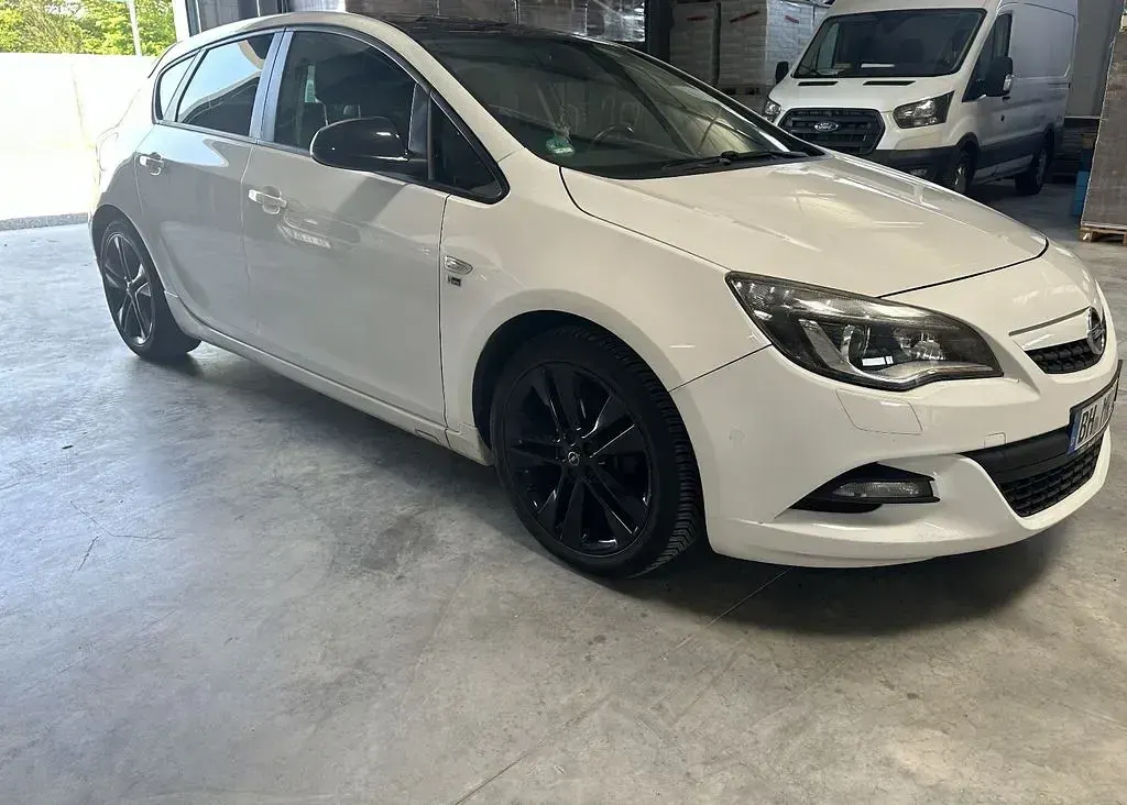 Używany Opel Astra 140 KM (102 kW) 2012 Biały Sedan/Limuzyna
