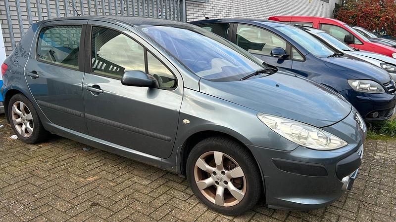 Grau Gebraucht 2005 Peugeot 307 Limousine | 999 € (Superpreis) - Bild 1/4