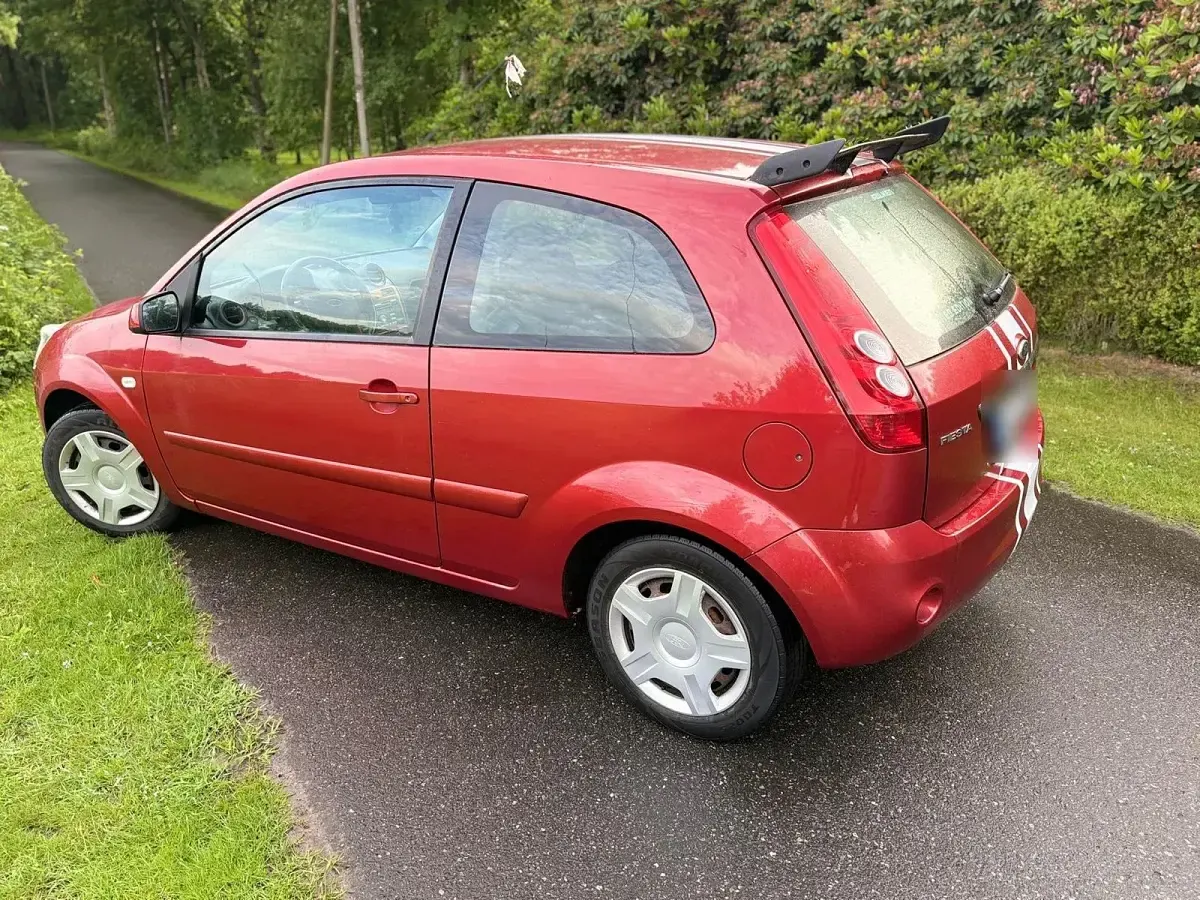 Gebraucht Ford Fiesta 75 PS (55 kW) 2007 Rot Kleinwagen