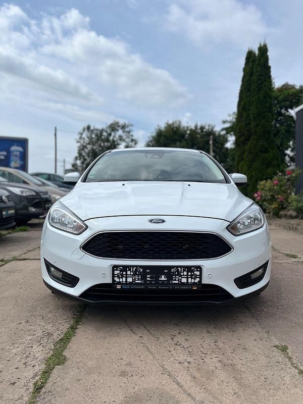 Weiß Gebraucht 2016 Ford Focus Trend Kleinwagen | 10.500 € (Teuer) - Bild 1/4