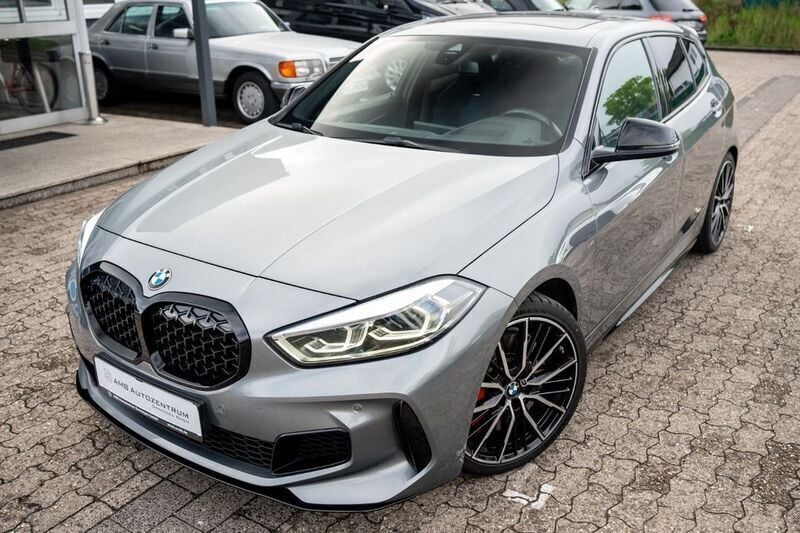 Grau Gebraucht 2023 BMW M135 Sport Line Kleinwagen | 33.499 € (Fairer Preis) - Bild 1/4