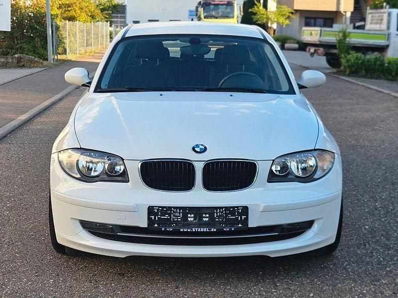 Weiß Gebraucht 2009 BMW 116 Advantage Kleinwagen | 4.499 € (Etwas zu teuer) - Bild 1/4