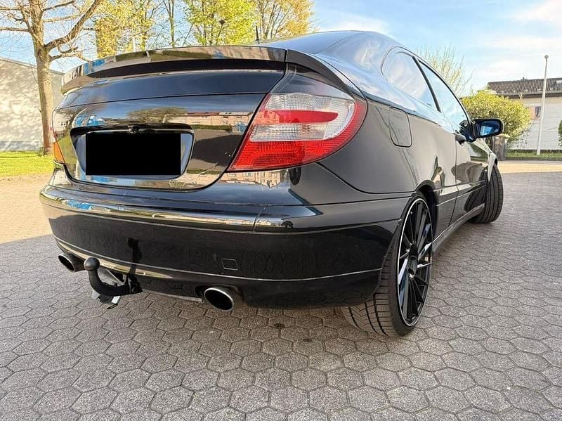 Second-hand Mercedes C320 218 CP (160 kW) 2004 Negru Berlinǎ