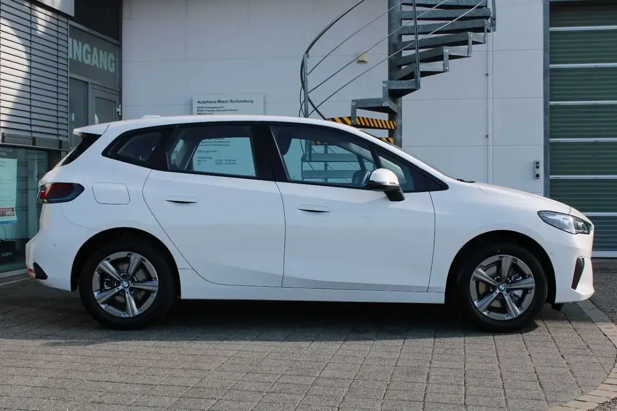 Używany BMW 220 Active Tourer 170 KM (125 kW) 2025 Biały Minivan