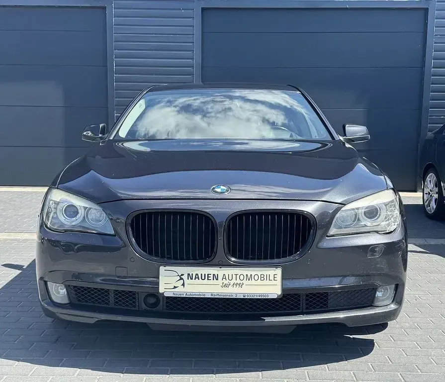Gebraucht BMW 740 326 PS (239 kW) 2008 Silber/grau Limousine