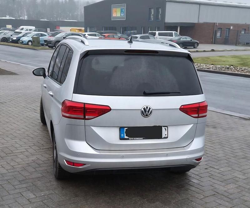 Gebraucht VW Touran Edition 116 PS (85 kW) 2017 Silber Van / Kleinbus
