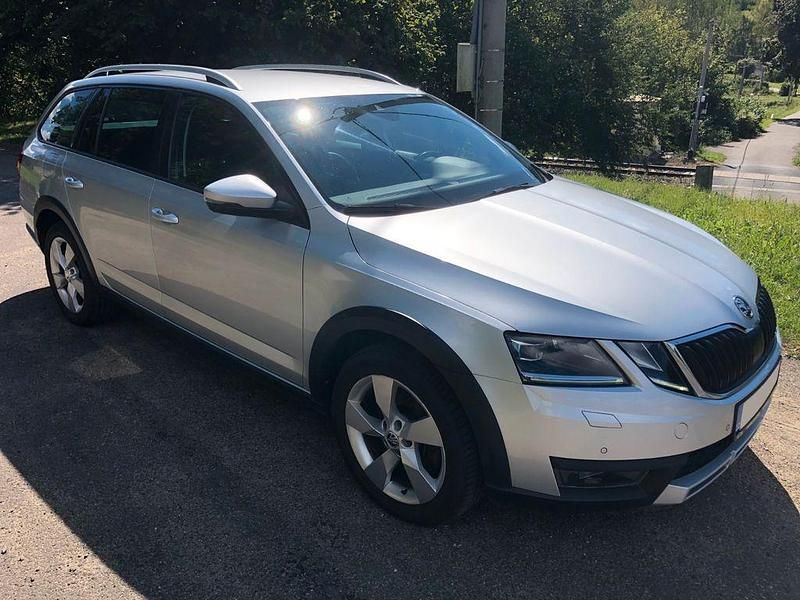 Silber Gebraucht 2018 Skoda Octavia Scout Kombi | 14.990 € - Bild 1/4