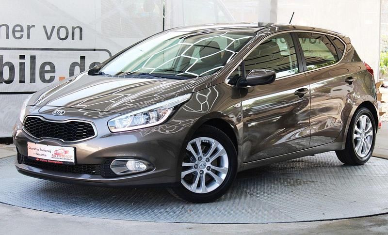 Braun Gebraucht 2014 Kia Ceed GT Limousine | 6.850 € (Fairer Preis) - Bild 1/3